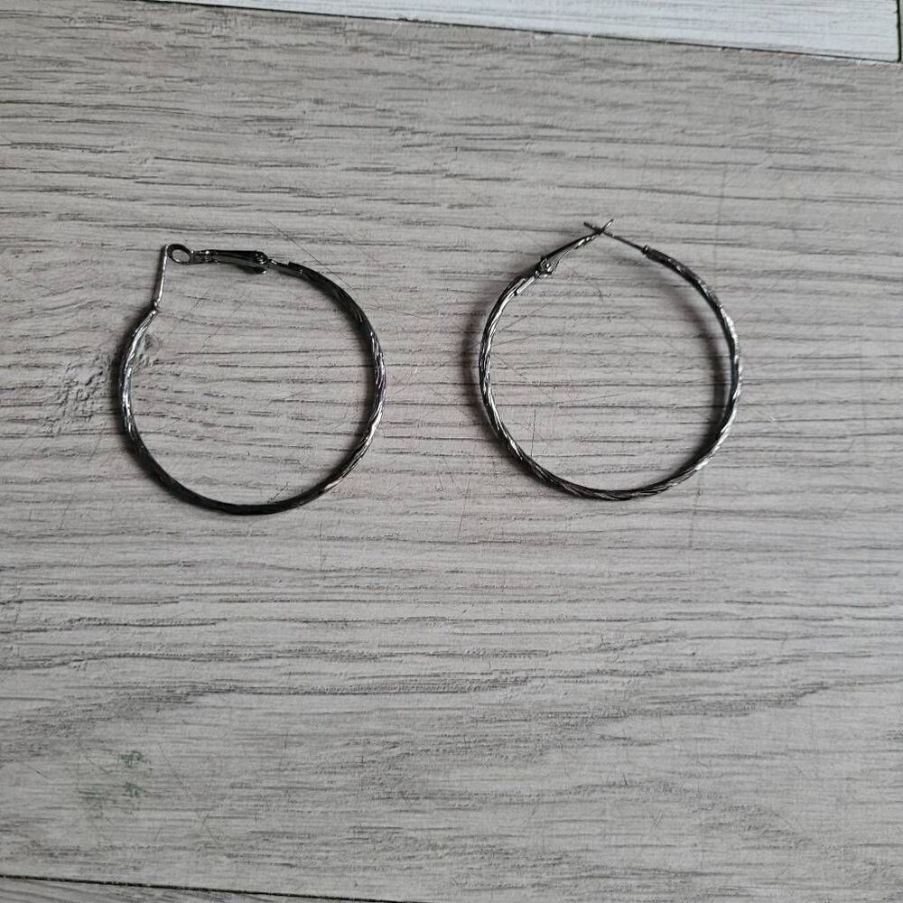 Textured silver hoop earrings‎ excellent condition pre owned